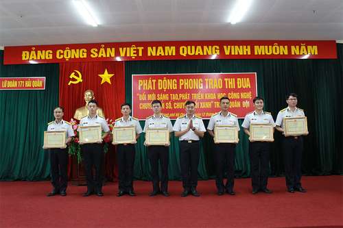 Trao thưởng cho các tập thể, cá nhân có thành tích xuất sắc trong các phong trào thi đua.