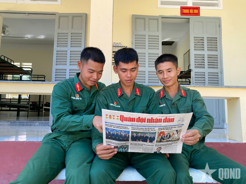 Chiến sĩ Trung đoàn 5 (Sư đoàn 5, Quân khu 7) đọc Báo Quân đội nhân dân trong ngày nghỉ. Ảnh: HOÀNG DANH