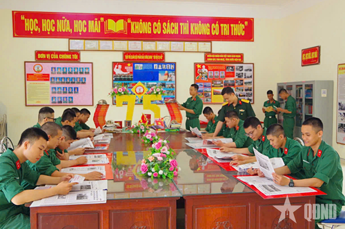 Chiến sĩ Trung đoàn 141 (Sư đoàn 312, Quân đoàn 12) đọc sách báo tại Phòng Hồ Chí Minh. Ảnh: PHẠM ĐIỆP