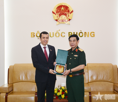 Đại tướng Phan Văn Giang trao quà lưu niệm tặng Đại sứ Azeddine Bechka.