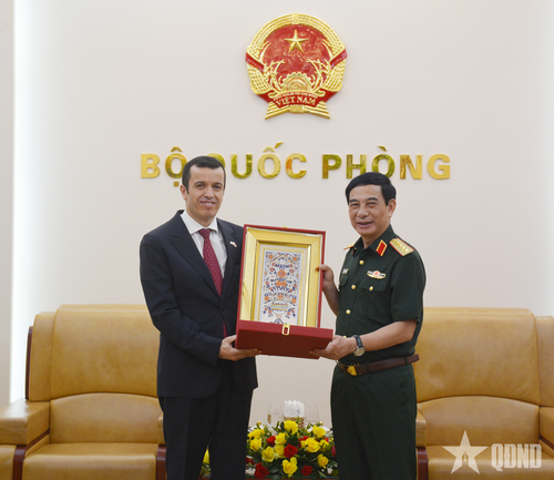 Đại sứ Azeddine Bechka trao bức tranh thêu truyền thống của Algeria tặng Đại tướng Phan Văn Giang.