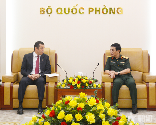 Đại tướng Phan Văn Giang tiếp Đại sứ Azeddine Bechka.