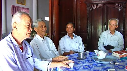 Nhà văn Lê Tùng (bìa phải) và những người bạn.