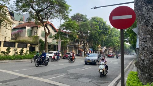 Hà Nội tiếp tục nắng ráo, nền nhiệt đang tăng dần. Ảnh: PHÚC HẬU