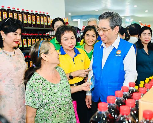 Đồng chí Nguyễn Phước Lộc, Ủy viên Trung ương Đảng, Phó Chủ tịch không chuyên trách Ủy ban Trung ương MTTQ Việt Nam, Phó Bí thư Thành ủy, Chủ tịch Ủy ban MTTQ Việt Nam TPHCM thăm hỏi người dân tại khu vực Siêu thị 0 đồng trong khuôn khổ Ngày hội "Xuân đoàn kết - Tết nghĩa tình" do Ủy ban MTTQ Việt Nam TPHCM tổ chức, ngày 31-1-2026. Ảnh: VIỆT DŨNG