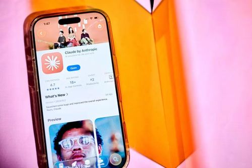 Giới phân tích cho rằng đây là bước đi chiến lược cực kỳ khôn ngoan của Apple dưới thời CEO John Ternus, bởi thay vì lao vào cuộc đua xây dựng mô hình AI khổng lồ tốn hàng chục tỷ USD như Microsoft hay Google, Apple chọn cách biến iPhone thành nền tảng trung tâm nơi mọi AI đều muốn xuất hiện.