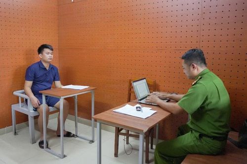 Đối tượng Hồ Bảo Khanh tại cơ quan Công an.