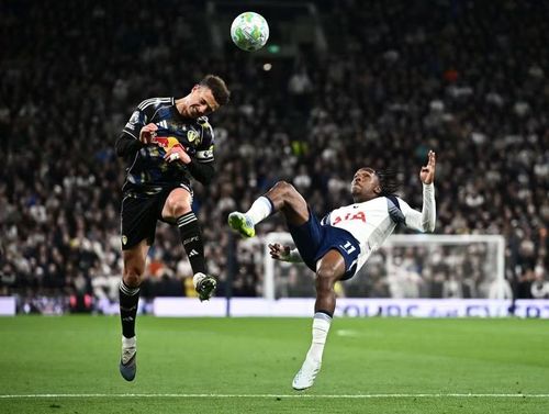 Cú phá bóng của Mathys Tel khiến Tottenham phải chịu phạt đền. Cuộc chiến trụ hạng của ‘Gà trống’ vẫn còn nhiều bất chắc khi giải Ngoại hạng Anh chỉ còn 2 vòng đấu sẽ hạ màn.
