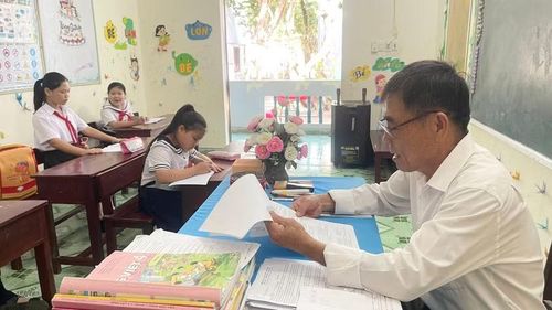 Thầy Hạnh và lớp học nhỏ giữa trùng khơi Trường Sa.