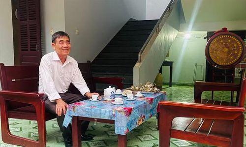 Nụ cười tươi tắn cùng tinh thần lạc quan luôn thường trực trên môi ông giáo già Lê Xuân Hạnh.