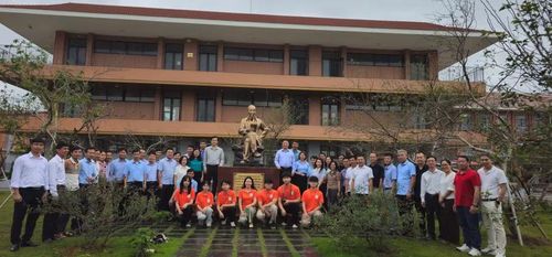 Đoàn công tác thăm hỏi, động viên và chụp ảnh lưu niệm cùng cán bộ, giáo viên Trường liên cấp Tiểu học - Trung học cơ sở Si Pa Phìn.