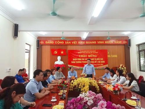 Ông Lê Quang Vinh - Phó Giám đốc Sở GD&ĐT Điện Biên cùng đoàn công tác thăm hỏi thầy trò Trường PTDTBT Tiểu học số 1 Na Sang.