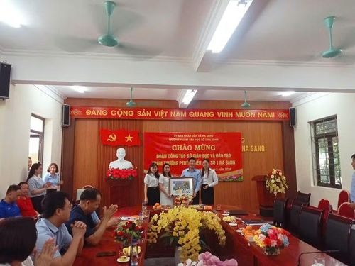Ông Lê Quang Vinh - Phó Giám đốc Sở GD&ĐT Điện Biên (thứ 2 bên phải) tặng quà động viên thầy trò Trường PTDTBT Tiểu học số 1 Na Sang.