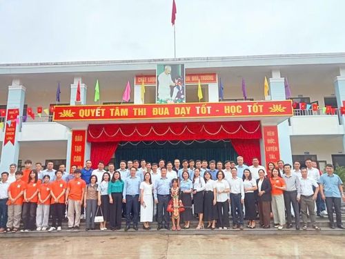 Đoàn công tác của ngành GD&ĐT tỉnh Điện Biên thăm hỏi, động viên thầy cô khu vực biên giới.