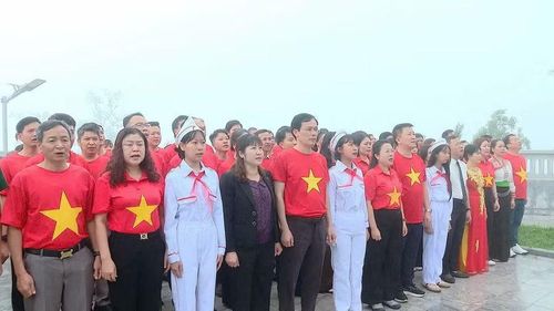 Đoàn công tác của ngành GD&ĐT Điện Biên hát Quốc ca trong nghi thức chào cờ.