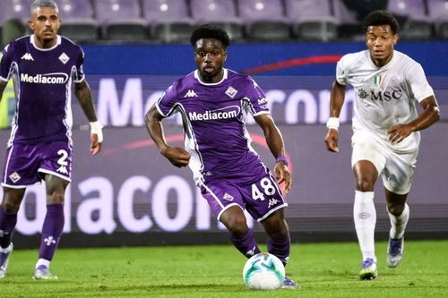 Tariq Lamptey trong trận đấu giữa Fiorentina và Napoli.
