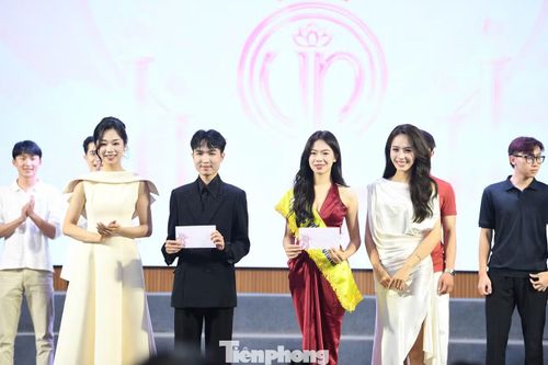 Sau khi kết thúc phần thi đấu, Á hậu Ngọc Hằng và Đại sứ Thùy Dương trao quà cho hai người có màn trình diễn tốt nhất là "Nam vương" Trần Trung và "Hoa hậu" Tuệ Hân.