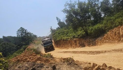 Đường lâm sinh được mở giữa phục vụ khai thác cây keo tại khoảnh 3, tiểu khu 166 khi chưa có đủ cơ sở, hồ sơ pháp lý.