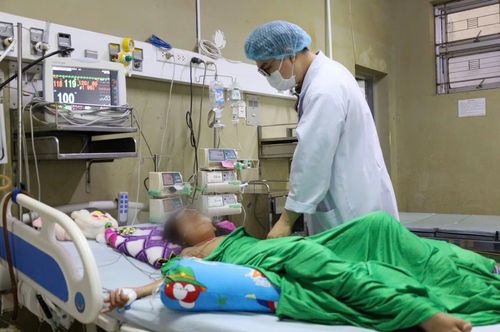 Cháu T.S.Th (10 tuổi, ngụ xã Khánh An, tỉnh Cà Mau) đang được Bác sĩ điều trị tại bệnh viện.