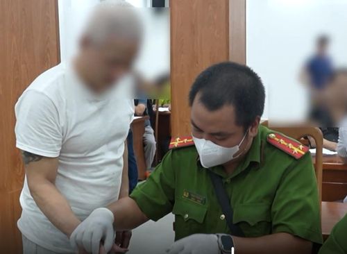 Công an TP.HCM làm thủ tục tiếp nhận công dân.