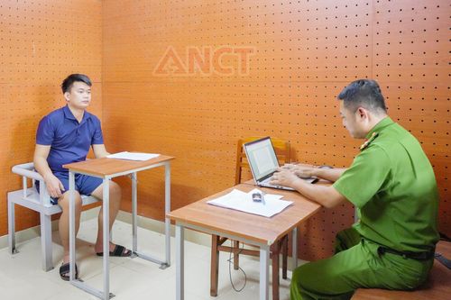 Cơ quan điều tra làm việc với Hồ Bảo Khanh. Ảnh: Công an TP Cần Thơ