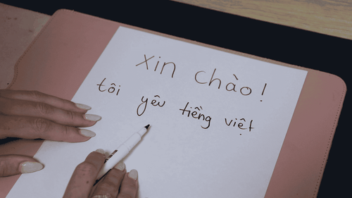 Những nét chữ đầu tiên mở ra hành trình làm quen với tiếng Việt (Ảnh : Gia Bảo)