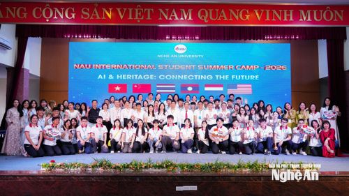 Các đại biểu chụp ảnh lưu niệm. Ảnh: TL