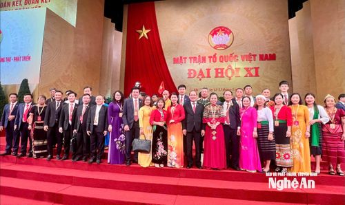 Các đại biểu tỉnh Nghệ An chụp ảnh lưu niệm bên lề Đại hội.