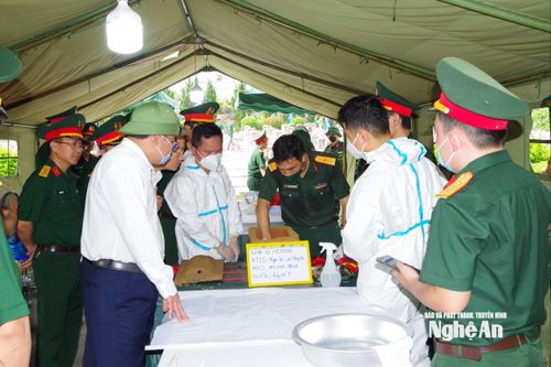 Các đồng chí đại biểu tiến hành kiểm tra công tác lấy mẫu sinh phẩm hài cốt liệt sĩ chưa xác định được danh tính để giám định ADN.