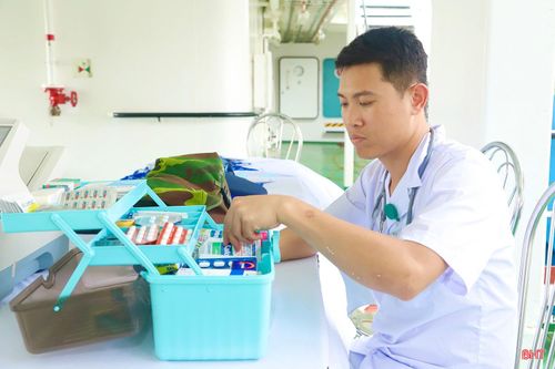 Y sĩ Hoàng Nam Hải kiểm tra thuốc và trang thiết bị y tế, sẵn sàng cho mọi tình huống thực tế trên biển.