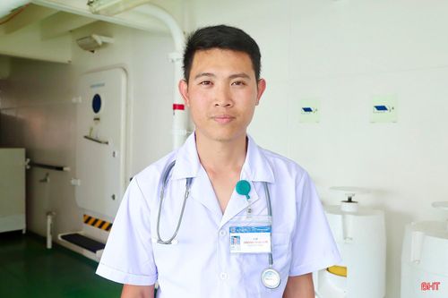 Đại úy Quân nhân chuyên nghiệp, y sĩ Hoàng Nam Hải - người có 10 năm công tác trên tàu Cảnh sát biển 8004.