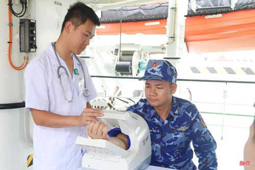 Sự quan tâm, chăm sóc tận tình của người thầy thuốc quân y giúp mỗi cán bộ, chiến sĩ thêm vững tâm thực hiện nhiệm vụ giữa trùng khơi.