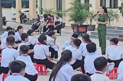 Đại úy Phan Thị Kiều Trang chú trọng tuyên truyền kỹ năng tự bảo vệ mình cho các em học sinh.