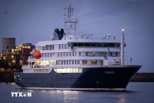 Tàu du lịch MV Hondius tại cảng Granadilla trên đảo Tenerife, Tây Ban Nha. (Ảnh: AA/TTXVN)