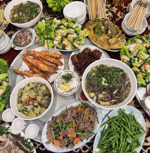 Cuốn hành là món ăn thường xuất hiện trong các dịp sum họp gia đình, bữa cỗ nhỏ hoặc những bữa ăn gia đình ở Thủy Nguyên. (Nguồn: Vietnam+)
