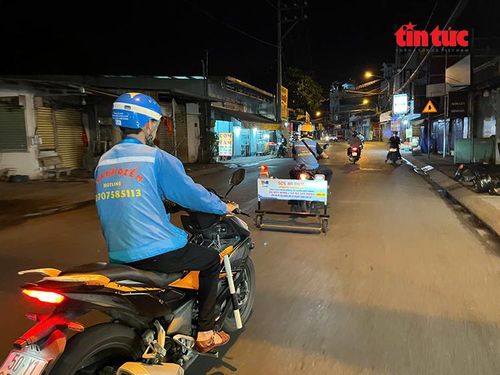 Khi nhiều hàng quán đóng cửa, lượng phương tiện thưa dần cũng là lúc các thành viên trong đội SOS bắt đầu hành trình của mình.