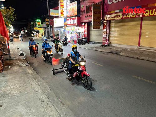 Anh Quang điều khiển xe hút đinh đi đầu, lưu thông trên các tuyến đường xã Hóc Môn vào lúc đêm khuya.