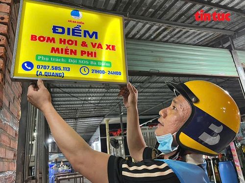 Điểm bơm hơi và vá xe miễn phí được đặt trên đường Phan Văn Hớn, giúp người dân đi lại đêm khuya yên tâm hơn.