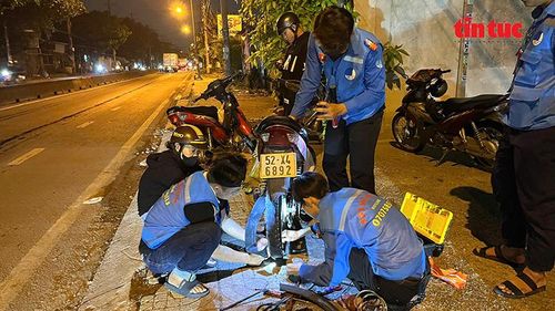 Đội SOS tiến hành thay ruột xe mới.