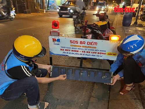 Đội SOS Bà Điểm kéo xe hút đinh trên các tuyến đường ở xã Bà Điểm vào tối 8/5.