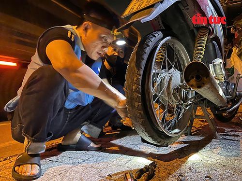Anh Phạm Thanh Quang, Chủ nhiệm đội SOS Bà Điểm hỗ trợ vá xe cho người dân trên đường.