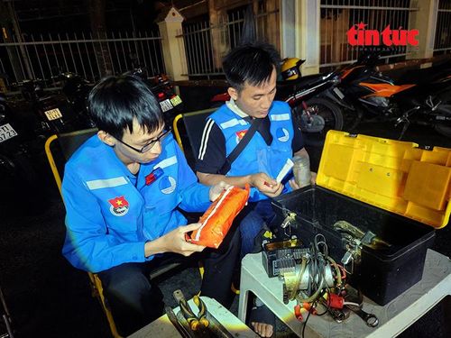 Đội kiểm tra thùng đồ nghề sửa xe trước khi rong ruổi trên nhiều tuyến đường.