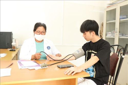 Người dân đến thăm khám, tiêm vaccine dại.