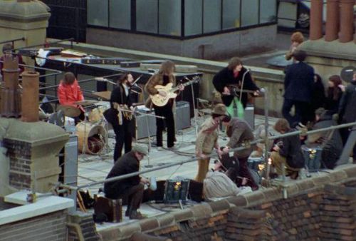 Ban nhạc The Beatles trình diễn buổi diễn cuối cùng của họ trên mái nhà số 3 Savile Row ở London vào năm 1969. Ảnh: nytimes.com