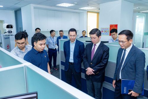 Các khách mời tham qua Trung tâm. Ảnh: BTC