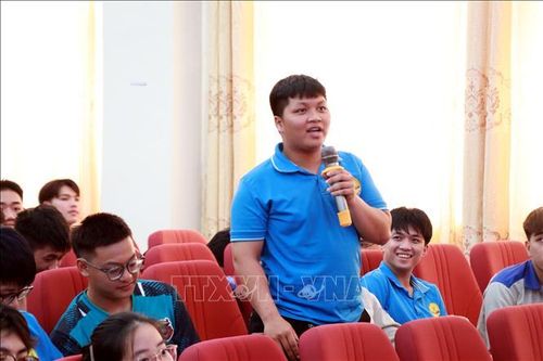 Sinh viên trường Đại học Sư phạm Kỹ thuật Nam Định (Ninh Bình) trao đổi ý kiến với chuyên gia.