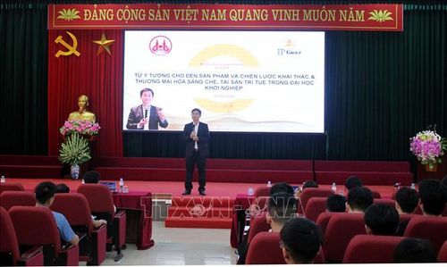 Tiến sĩ Ngô Đắc Thuần, Chủ tịch Hội đồng quản trị, Công ty Cổ Phần IP Group tham luận tại hội thảo.