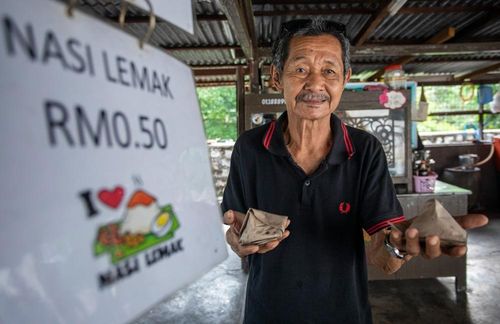 Ông Othman Che Mat, 72 tuổi, người cung cấp món nasi lemak 50 xen cho quán Warung Lejen. Ảnh: Bernama.