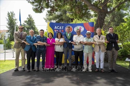Đại sứ các nước ASEAN cùng Đại sứ các nước có gian hàng tham dự Hội chợ từ thiện ASEAN Plus Friends Bazaar ở Athens (Hy Lạp). Ảnh: TTXVN phát