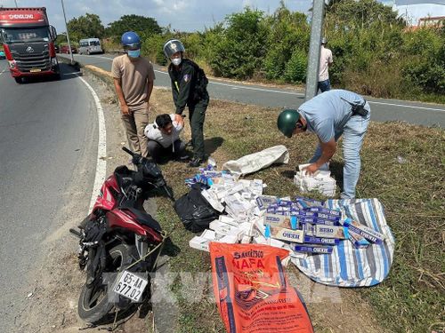Công an Đồng Tháp bắt giữ đối tượng điều khiển xe mô tô với tốc độ cao để vận chuyển thuốc lá lậu. Ảnh: TTXVN phát